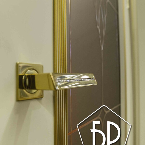 Варианты декора межкомнатных дверей  Как выполняются фрезеровка  гравировка  наливной витраж
